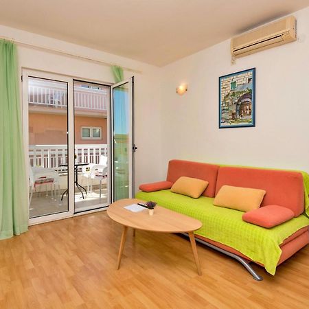 Lovely Apartment In Makarska With Kitchen מראה חיצוני תמונה
