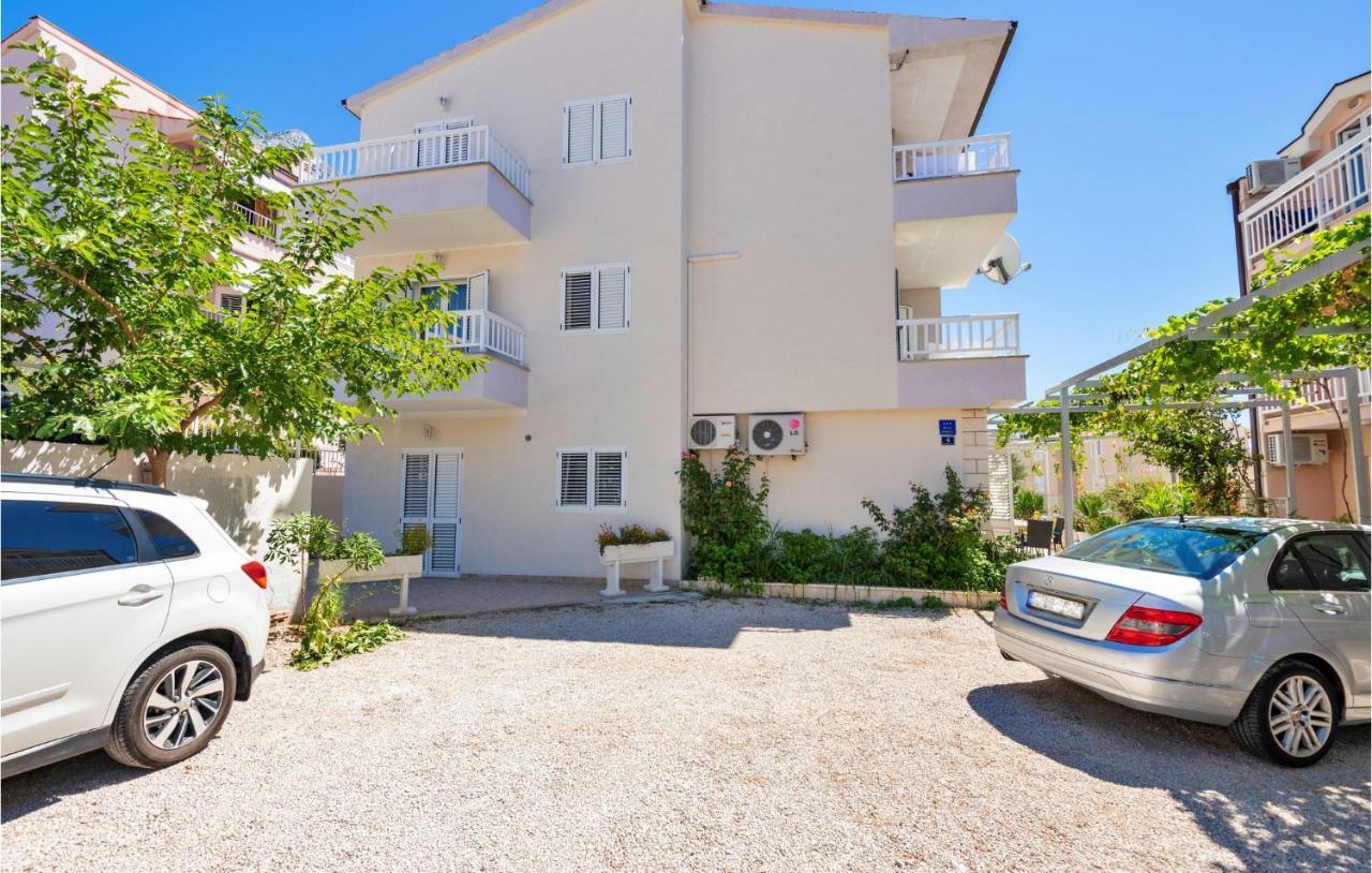 Lovely Apartment In Makarska With Kitchen מראה חיצוני תמונה