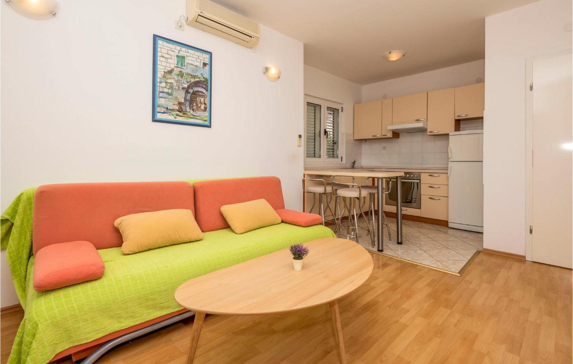 Lovely Apartment In Makarska With Kitchen מראה חיצוני תמונה