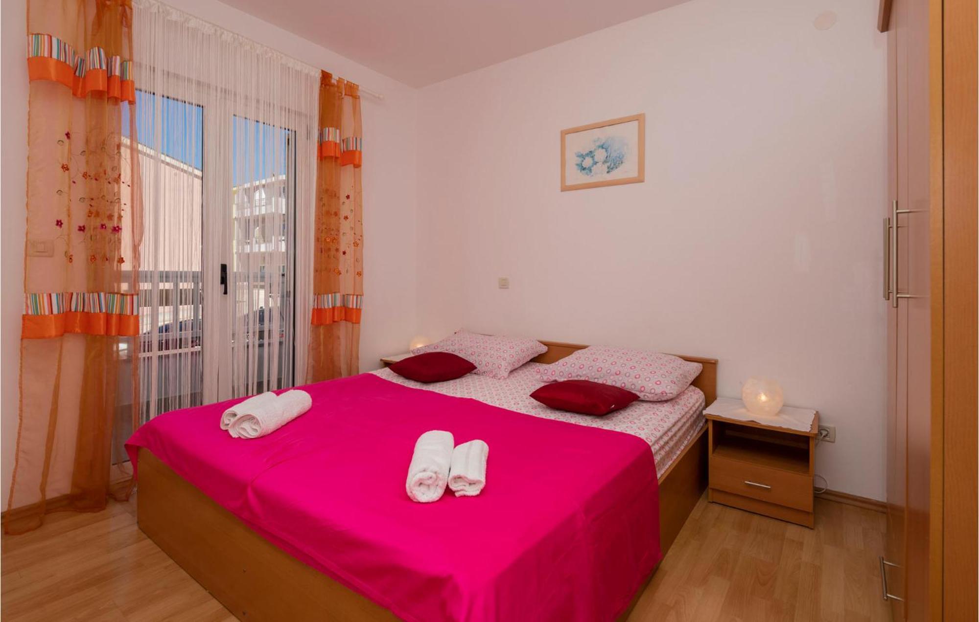 Lovely Apartment In Makarska With Kitchen מראה חיצוני תמונה