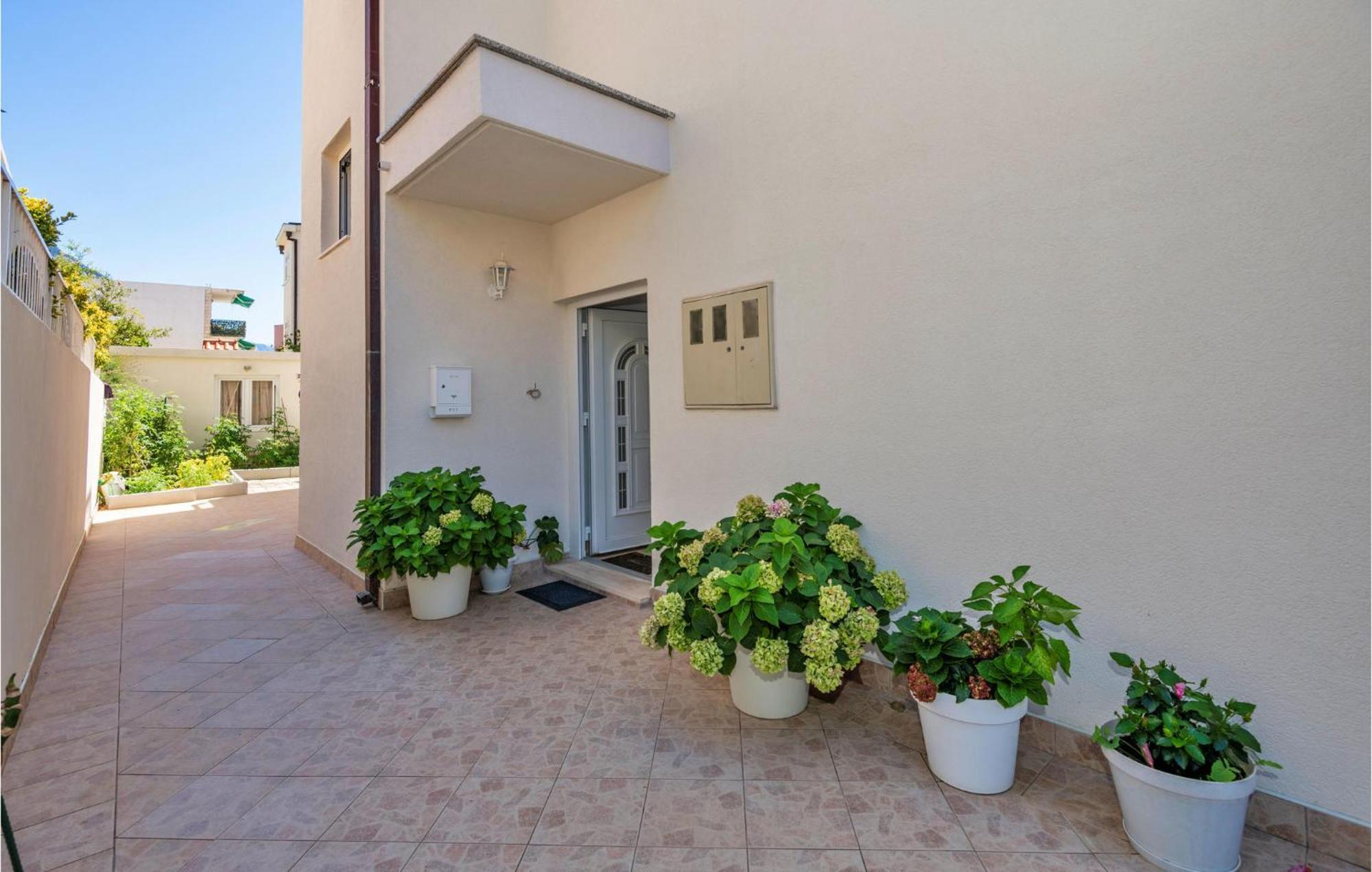Lovely Apartment In Makarska With Kitchen מראה חיצוני תמונה