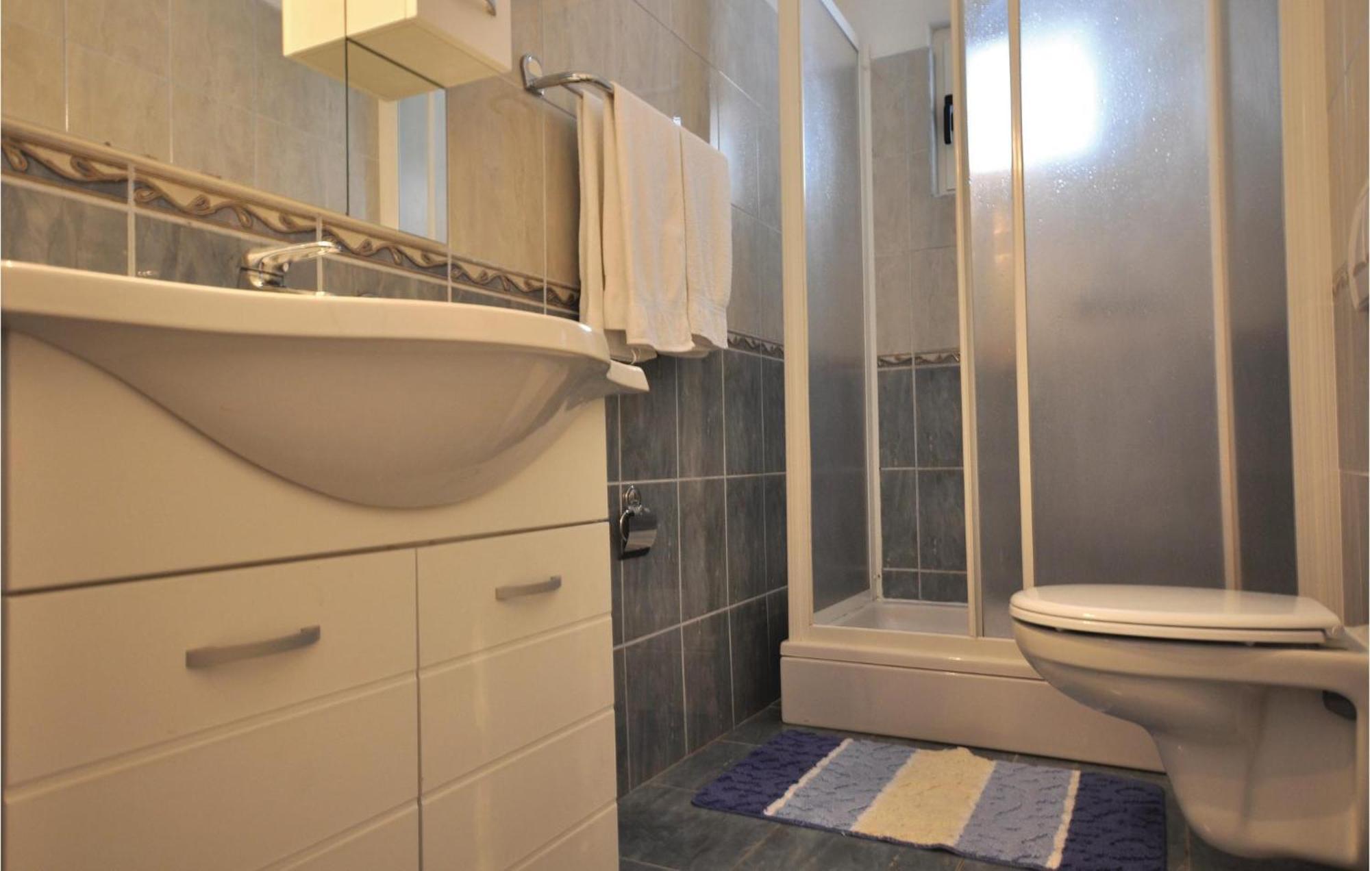 Lovely Apartment In Makarska With Kitchen מראה חיצוני תמונה