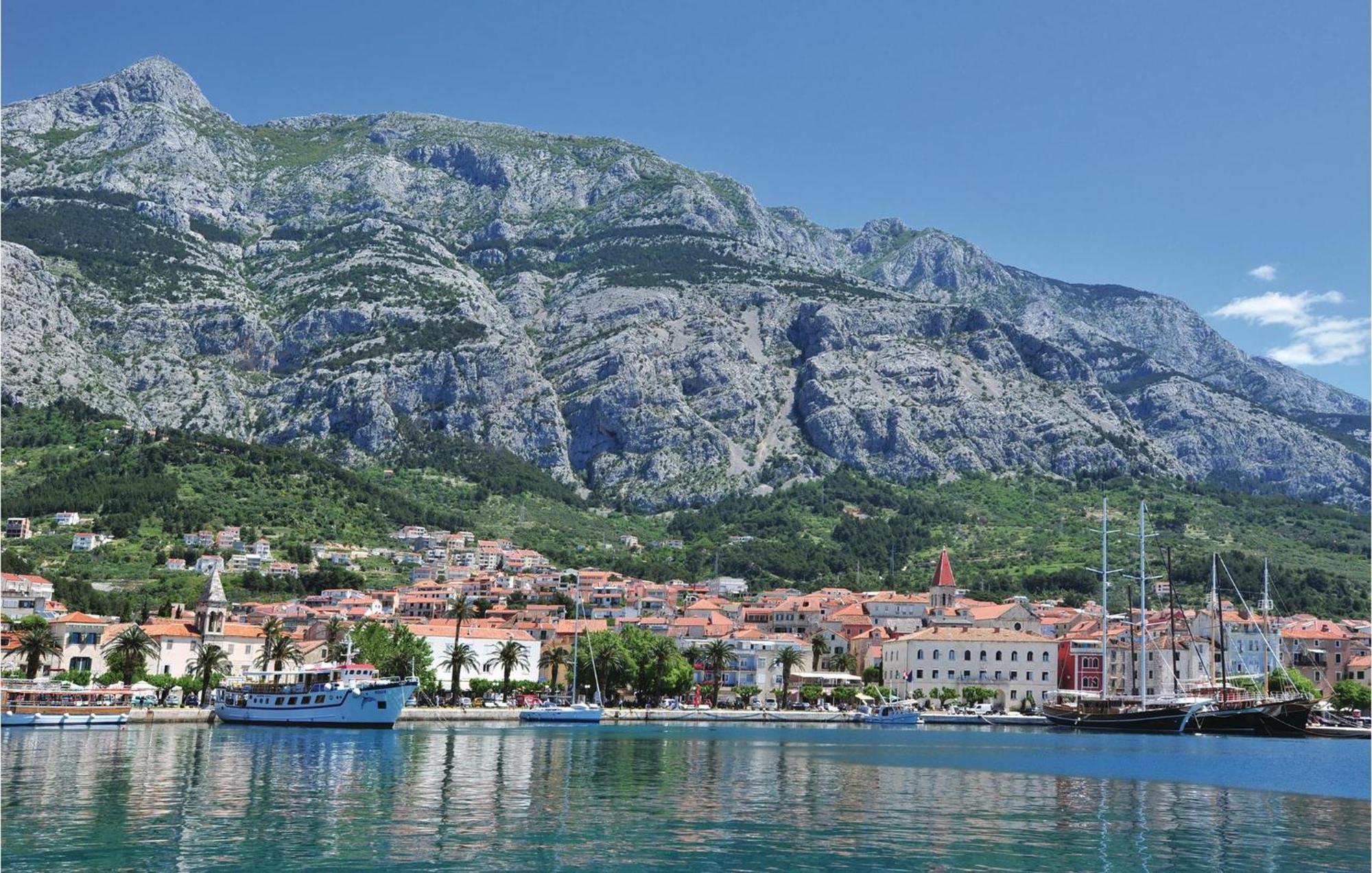 Lovely Apartment In Makarska With Kitchen מראה חיצוני תמונה