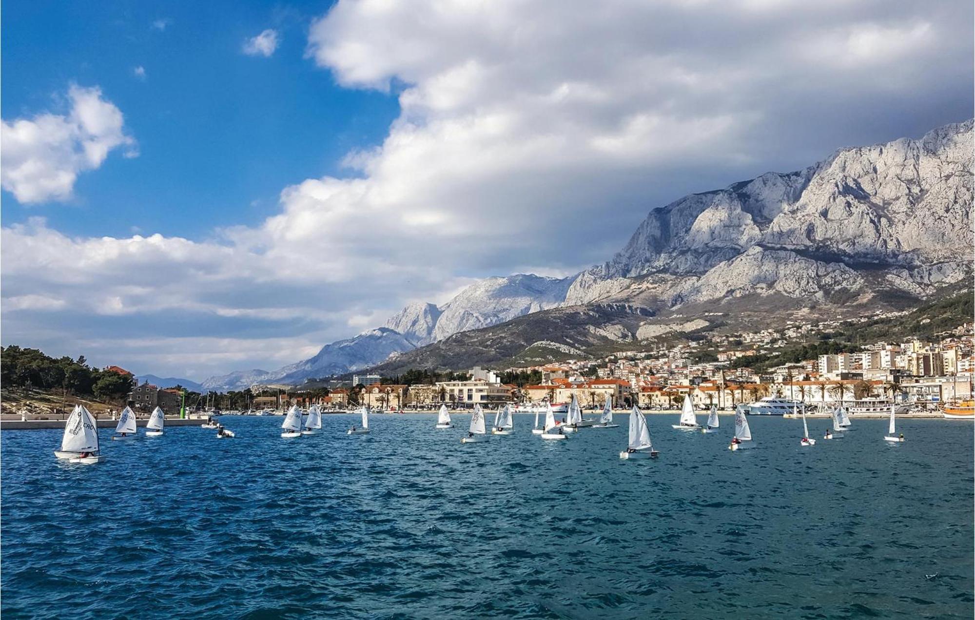 Lovely Apartment In Makarska With Kitchen מראה חיצוני תמונה
